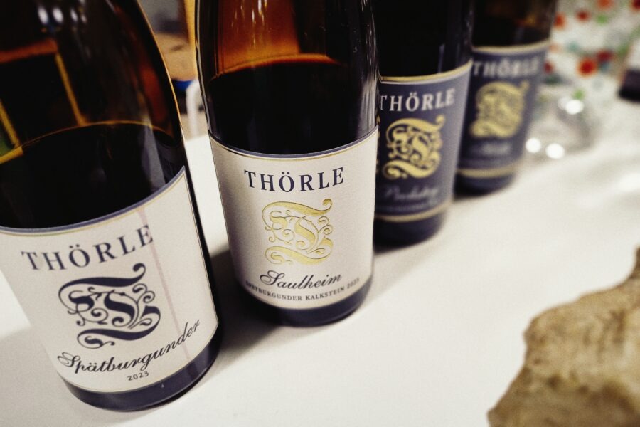 Verschiedene Flaschen Wein von THÖRLE, darunter Spätburgunder und Saulheim, auf einem Tisch angeordnet.