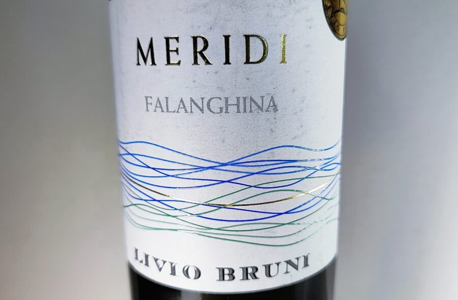 Beschriftung „MERIDI“ und „FALANGHINA“ auf einer weißen Weinflasche mit blauen und grünen Linien
